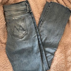 MOTHER Mid rise Rascal Ankle Snippet in size 25